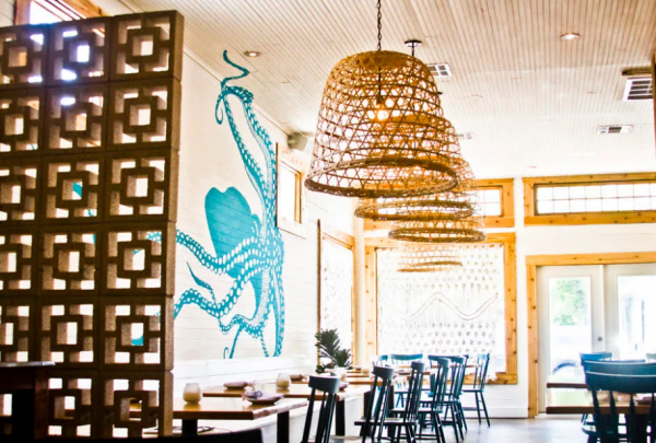 Kafe dengan nuansa pantai dan dekorasi maritim